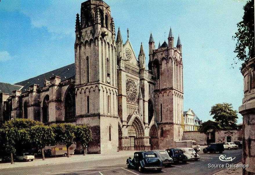 86 Poitiers La Cathedrale Saint Pierre.jpg